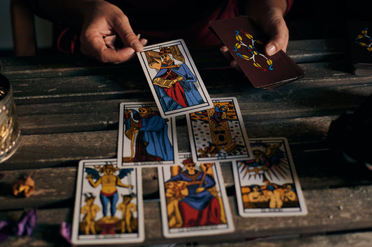 Cómo usar el tarot y los oráculos para tomar decisiones importantes