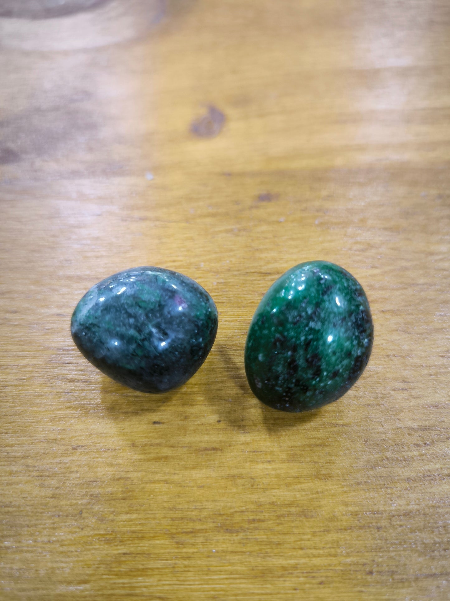 Mineral Rodado De Zoisita Con Rubí