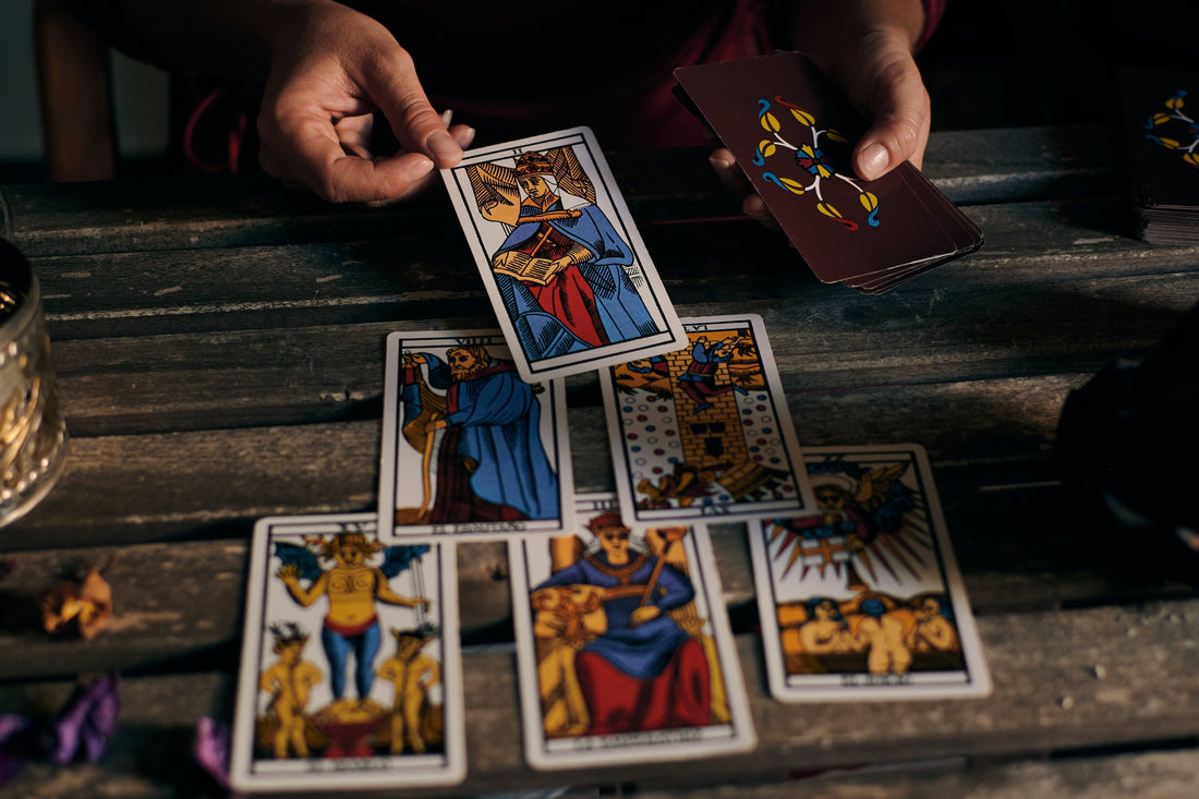 Cómo usar el tarot y los oráculos para tomar decisiones importantes