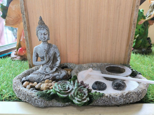 Figura De Buda En Jardín Zen