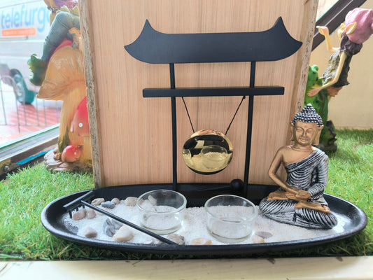 Figura De Buda En Jardín Zen